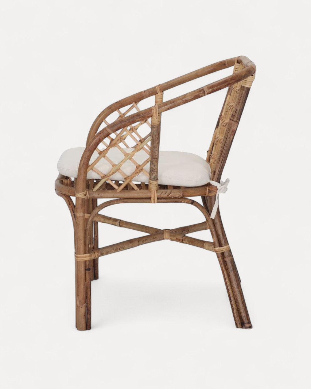 Silla Anzio con estructura de ratán con cojín de lona blanca
