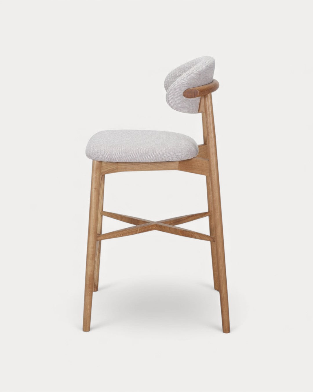 Banco alto Norvik em madeira de carvalho, com assento e encosto estofado, 50×57×104 cm