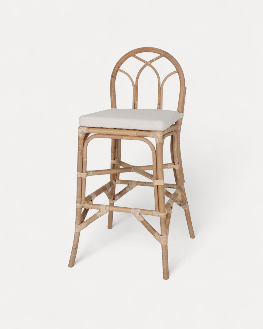 Banco alto Ravello em rattan com encosto arredondo, 50x58x110 cm