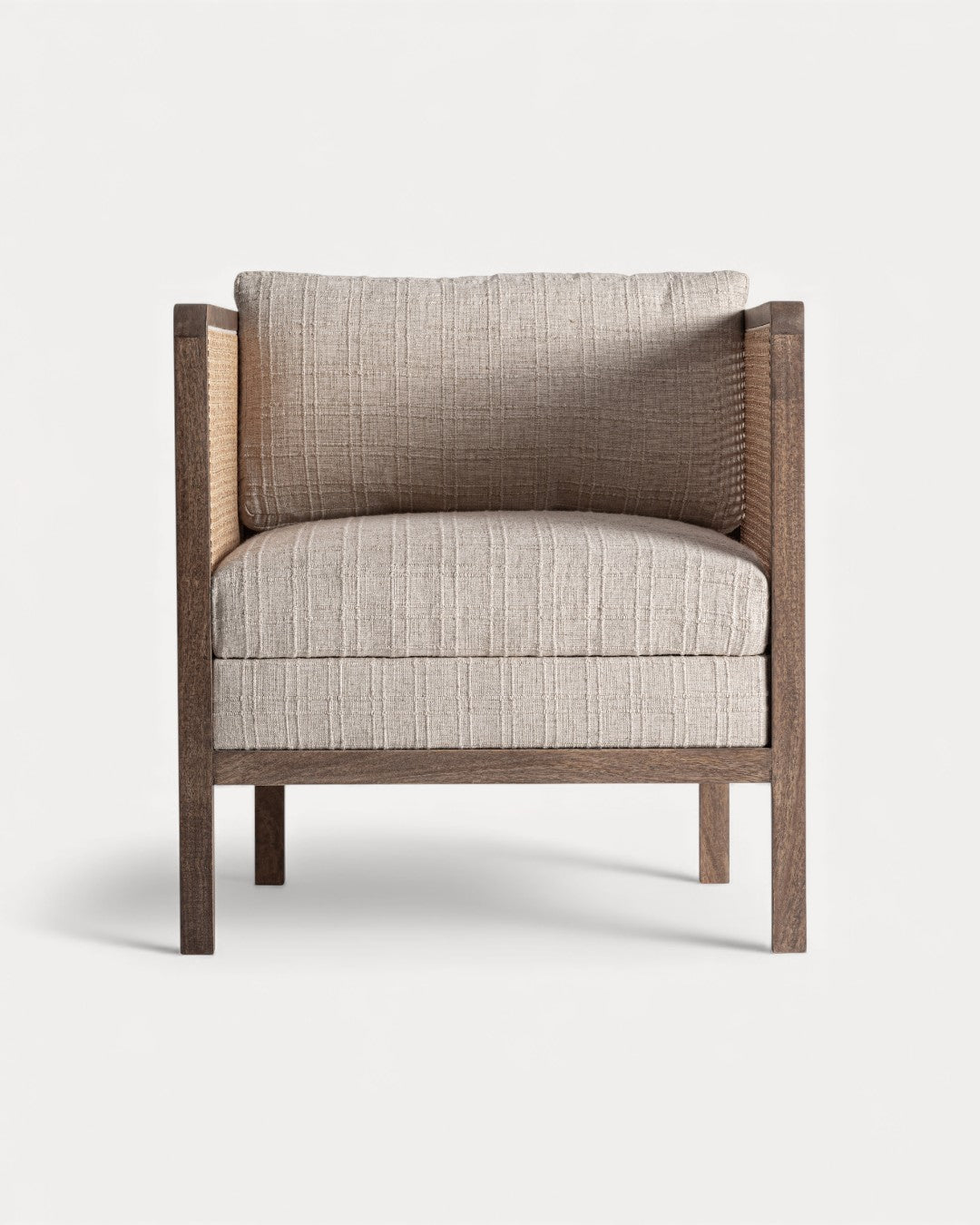 Poltrona Duvall em madeira de manga, rattan natural e tecido, 73×73×77 cm