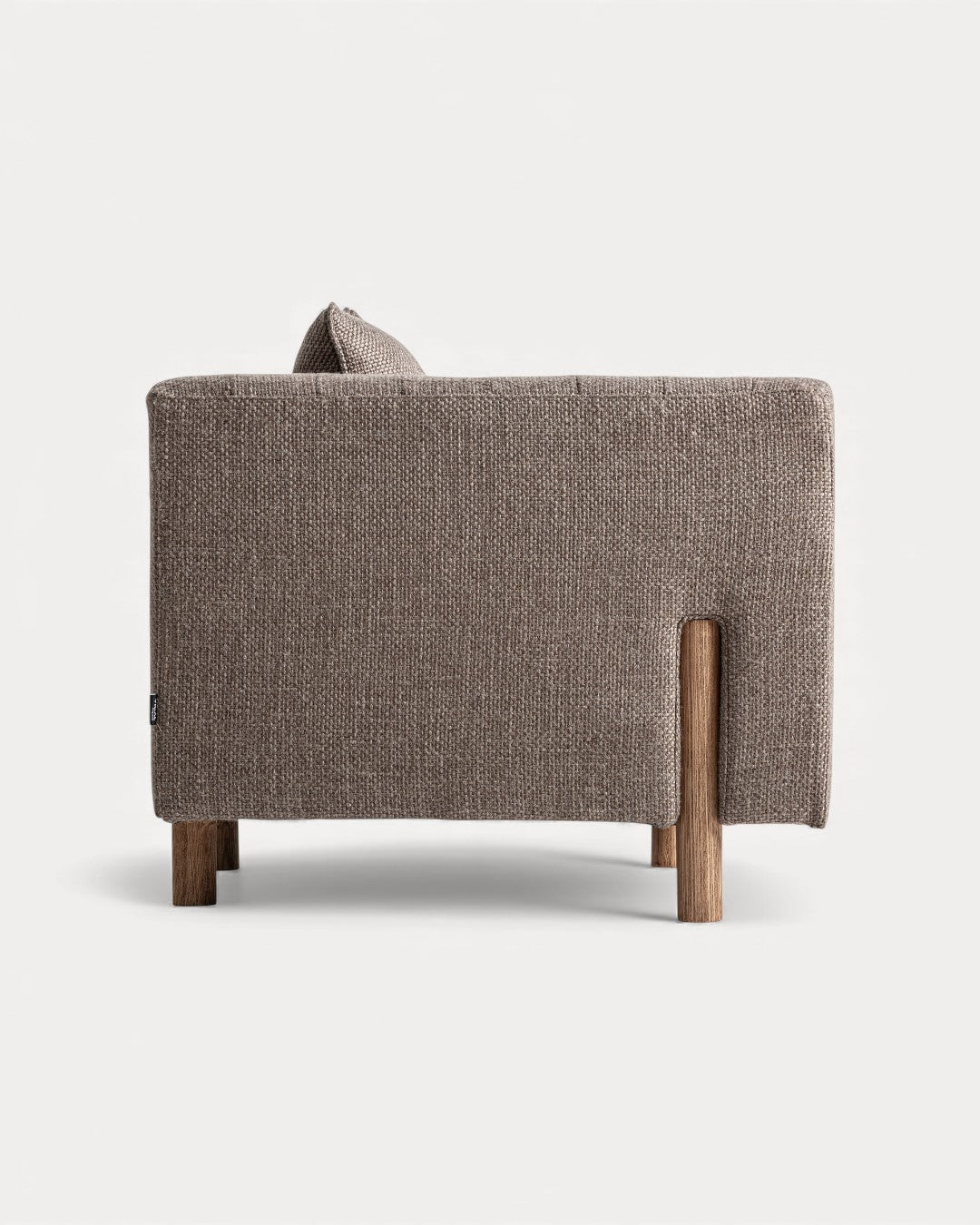 Poltrona Harlow em madeira de pinho e tecido castanho, 87x88x80cm