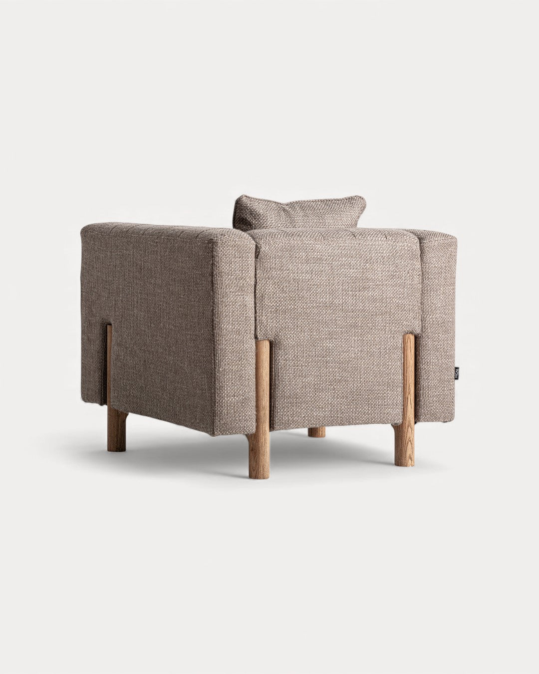 Poltrona Harlow em madeira de pinho e tecido castanho, 87x88x80cm