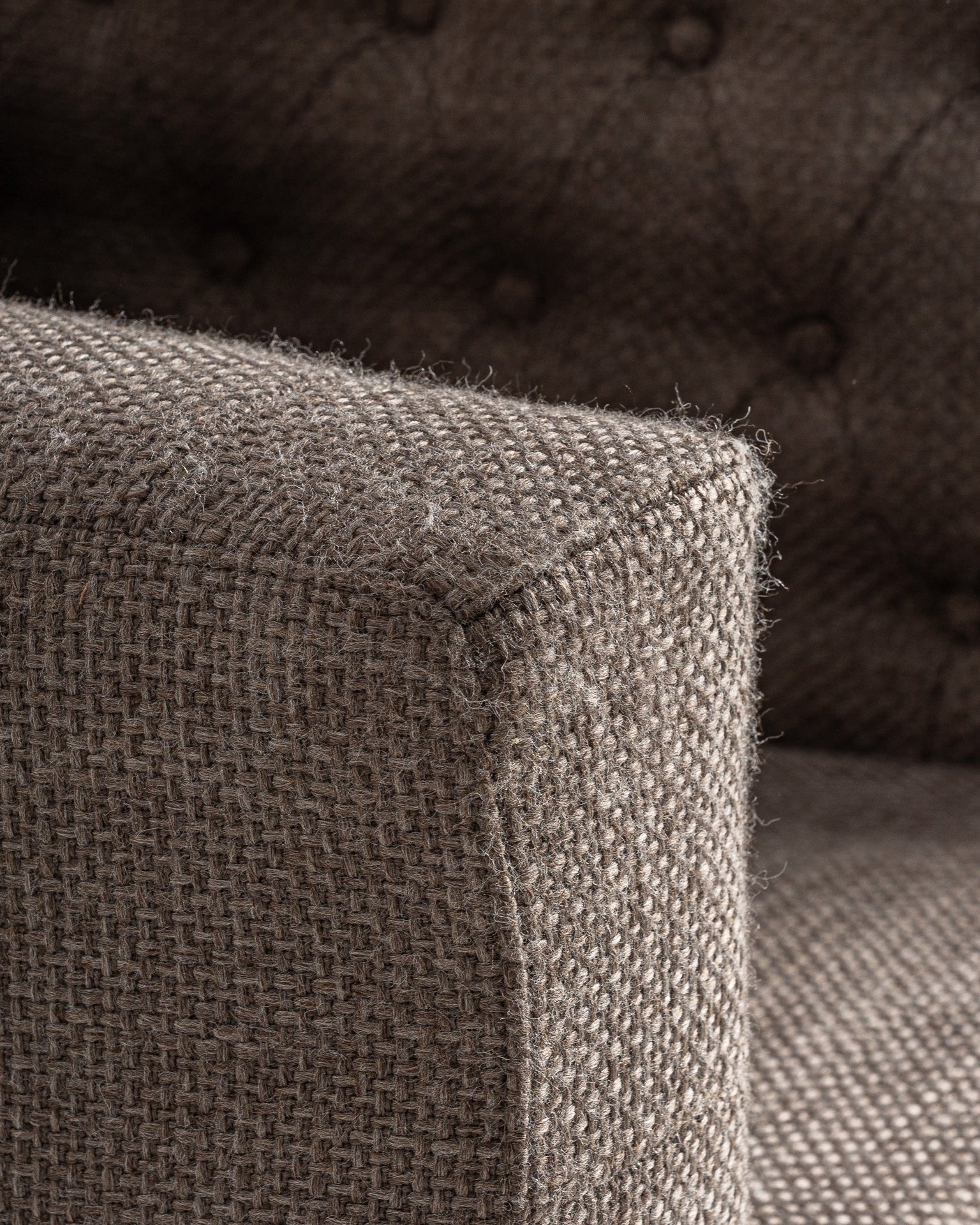 Poltrona Harlow em madeira de pinho e tecido castanho, 87x88x80cm