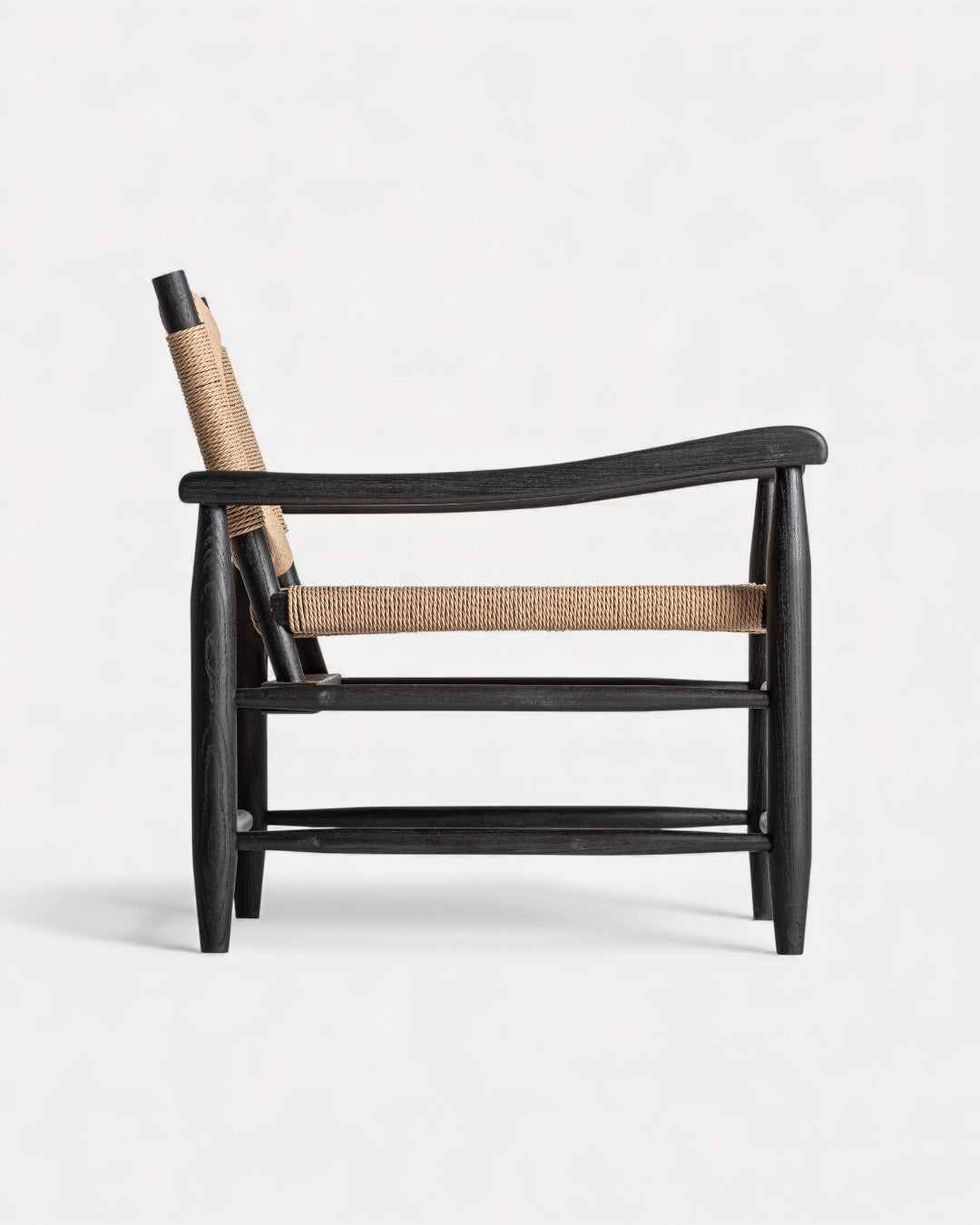 Poltrona Kajsa em madeira de borracha e corda sintética, 66x74x73cm