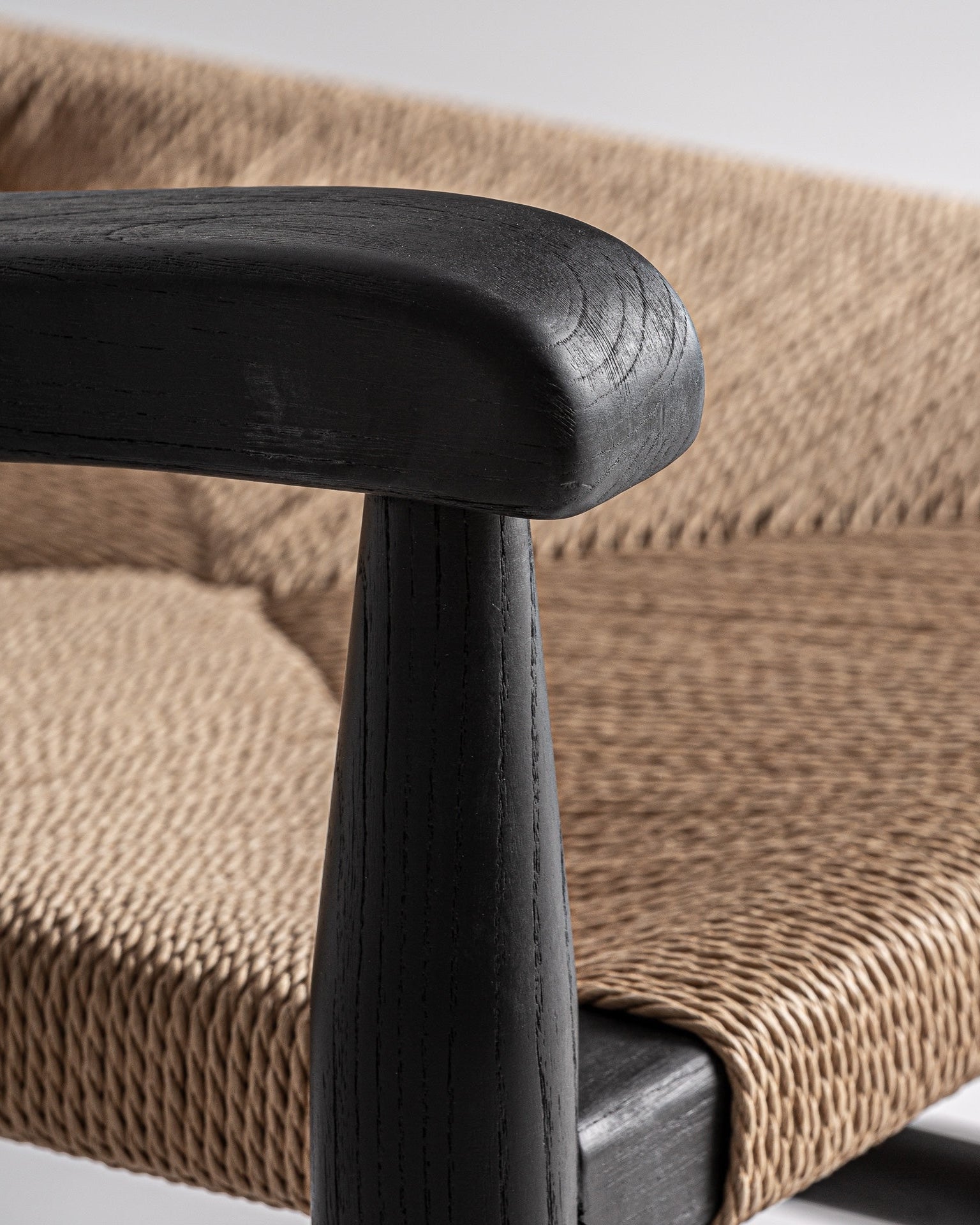 Poltrona Kajsa em madeira de borracha e corda sintética, 66x74x73cm