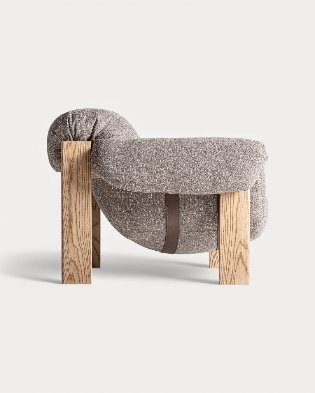 Poltrona Arcton em madeira de borracha e tecido castanho, 112×101×81 cm