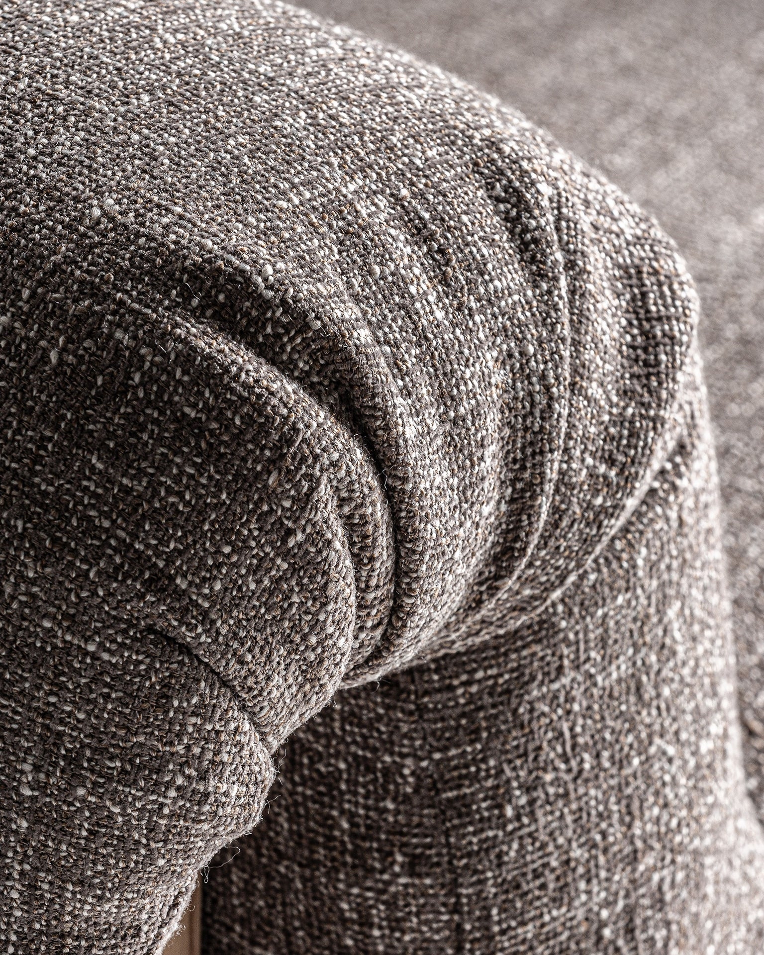 Poltrona Arcton em madeira de borracha e tecido castanho, 112×101×81 cm