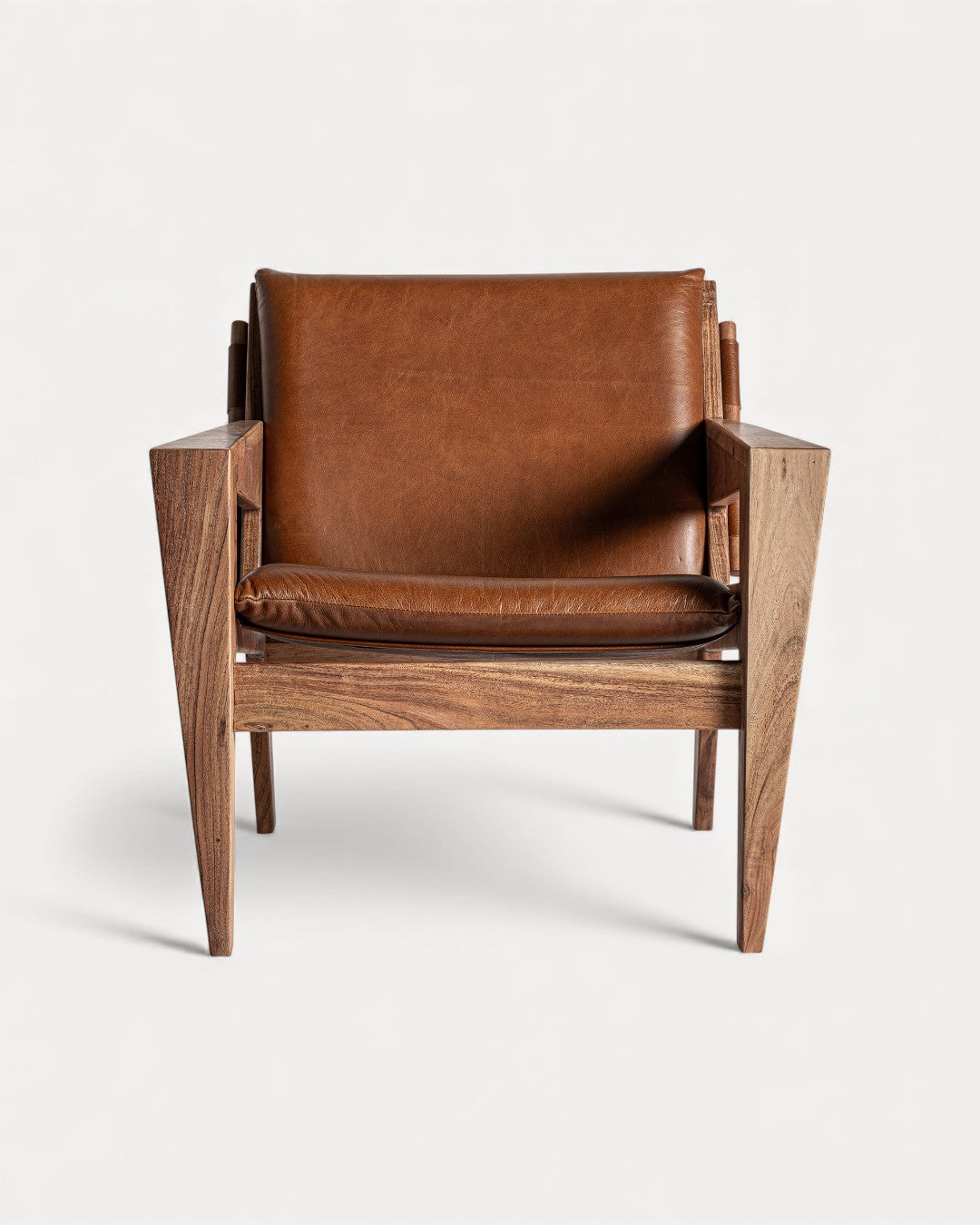 Poltrona Varenne em madeira de acácia e pele sintética, 74x76x78cm