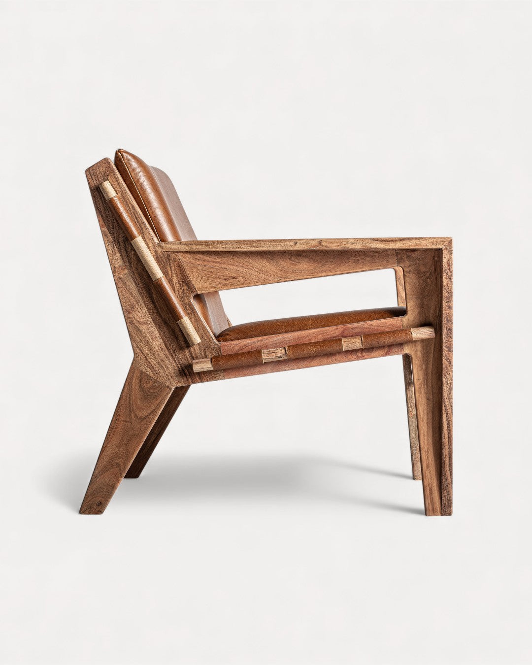 Poltrona Varenne em madeira de acácia e pele sintética, 74x76x78cm