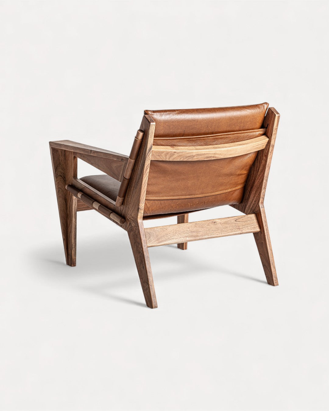 Poltrona Varenne em madeira de acácia e pele sintética, 74x76x78cm