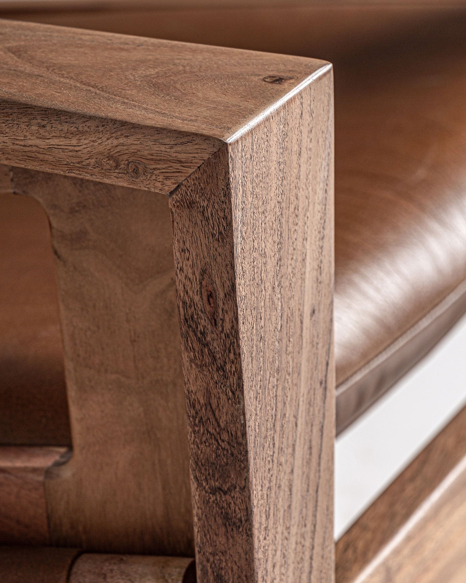 Poltrona Varenne em madeira de acácia e pele sintética, 74x76x78cm