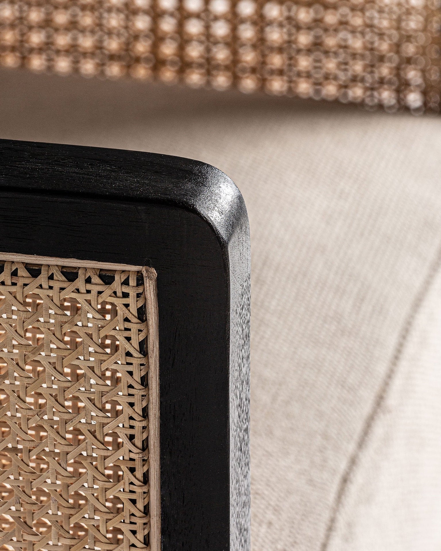 Poltrona Arven em madeira de manga, rattan natura e tecido, 73x73x83cm