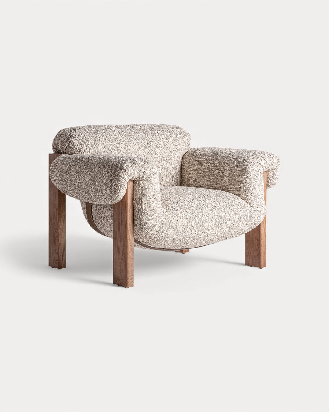 Poltrona Arcton em madeira de borracha e tecido bege, 110×100×80 cm